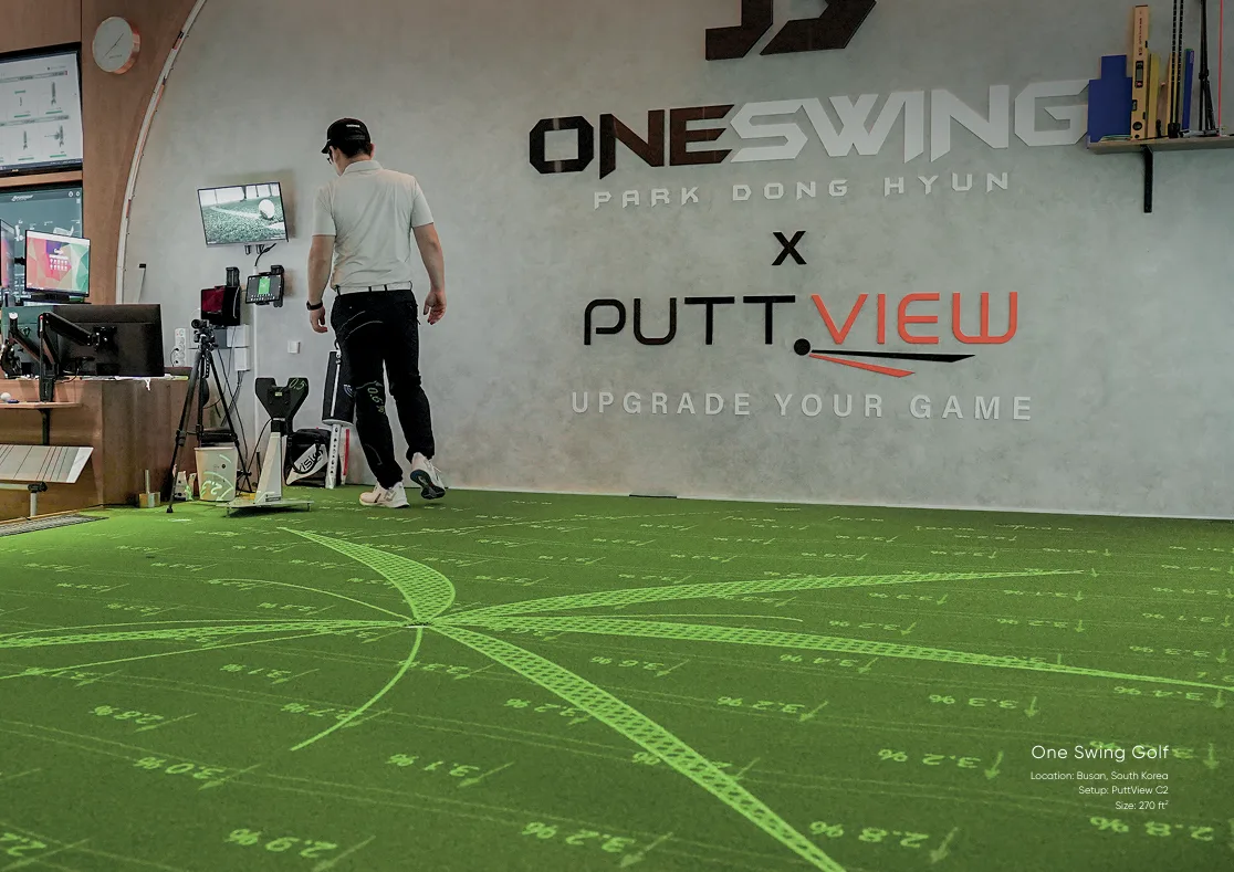 Golfista caminando sobre un green amplio cubierto de líneas de dirección y distancias proyectadas.