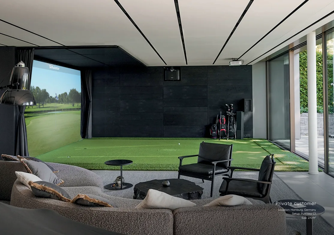 Residential lounge in Hamburg with an indoor putting green and simulator screen.
